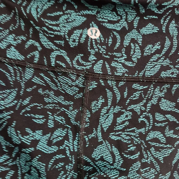 Absolutely gorgeous lululemon size 4 leggings 😍 - Picture 7 of 9